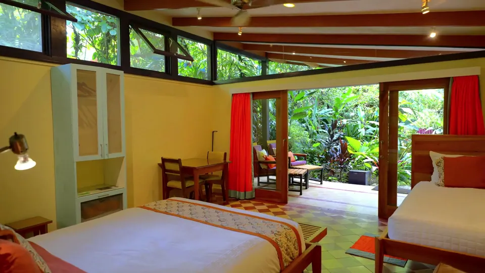 Habitación de Casita Amarilla con paredes amarillas y vista al jardín