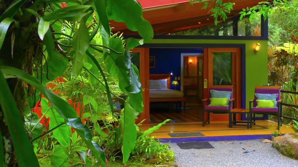 Terraza de Casita Celeste rodeada de plantas tropicales