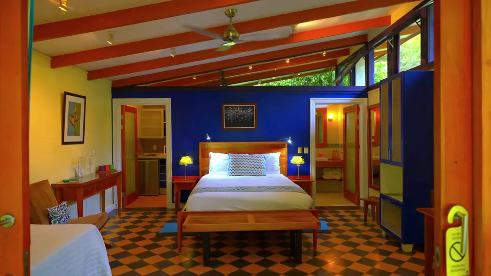 Habitación de Casita Celeste con paredes azules y cama king