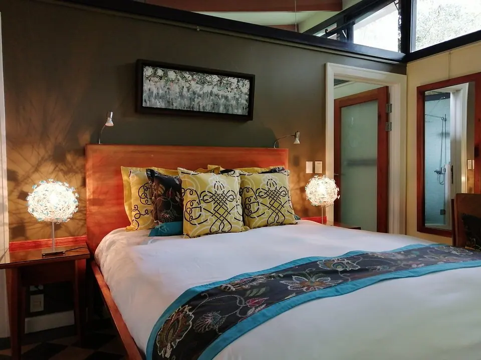 Habitación de Casita Verde con ropa de cama estampada y lámparas cálidas