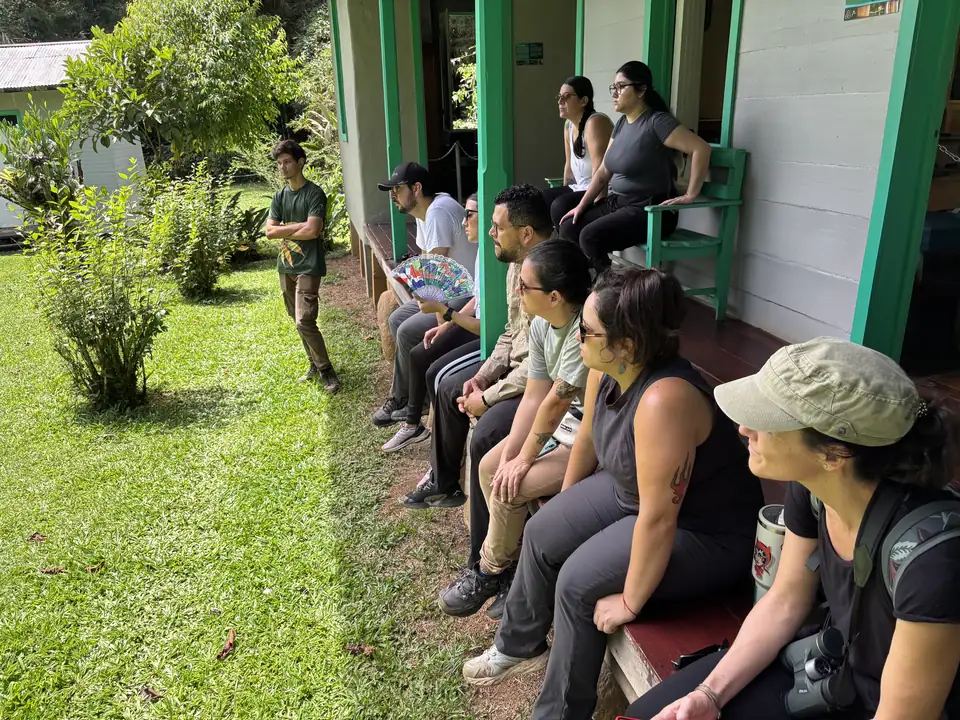 Charla del guía en el corredor de Los Cusingos
