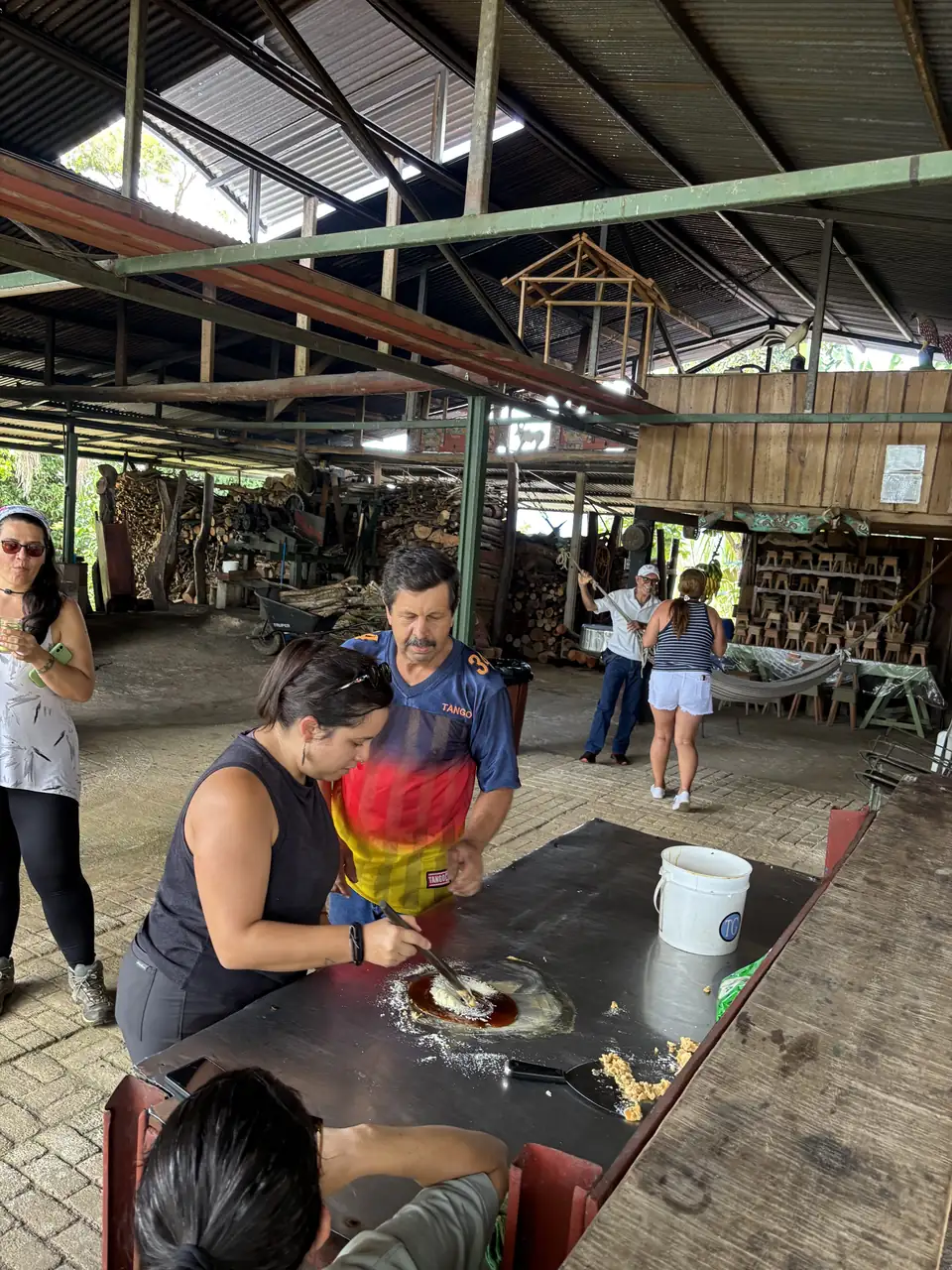 Making tapa de dulce at a family sugarcane mill