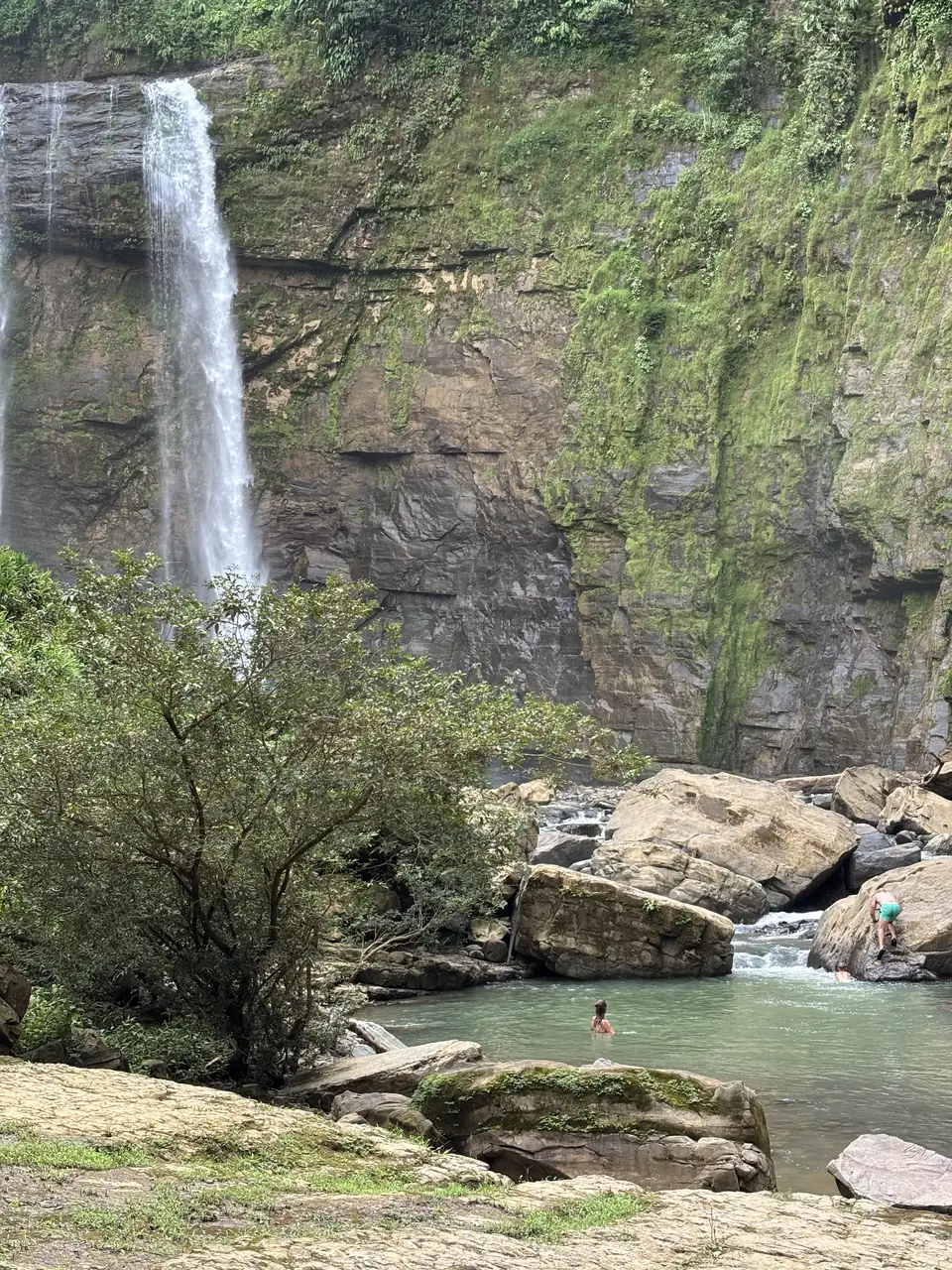 Poza natural al pie de una catarata