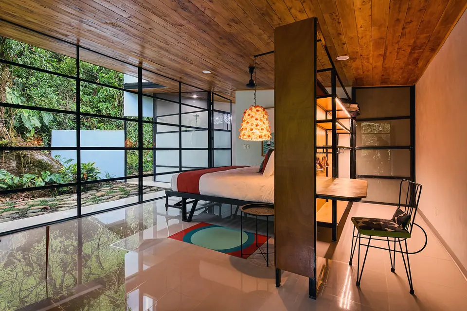 Habitación de estudio privado con paredes de vidrio y madera cálida