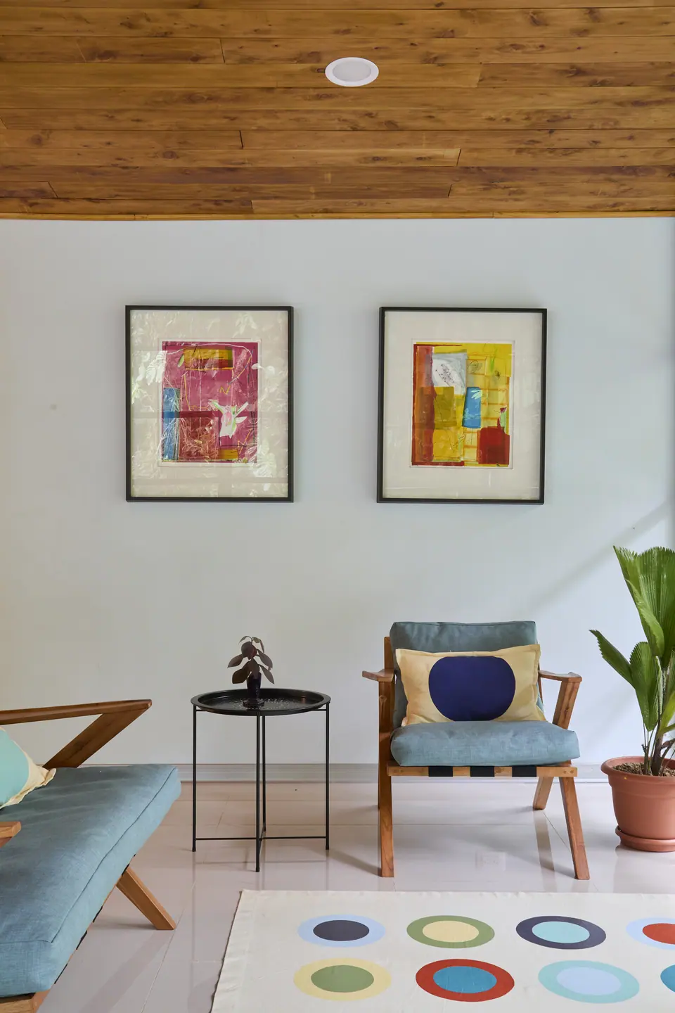 Estudio privado con arte enmarcado colorido y sillas de diseño