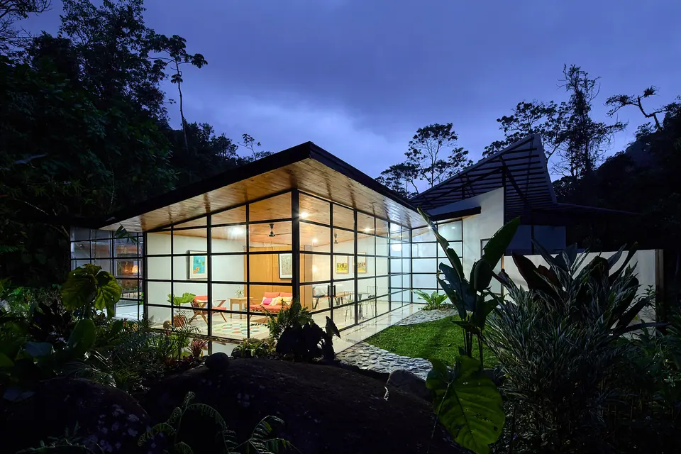 Suite iluminada de noche en el bosque